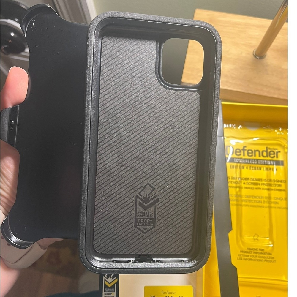 NEW OtterBox Defender Series Rugged Protection Screenless Ed. Iphone 11 Pro Max - Picture 4 of 6